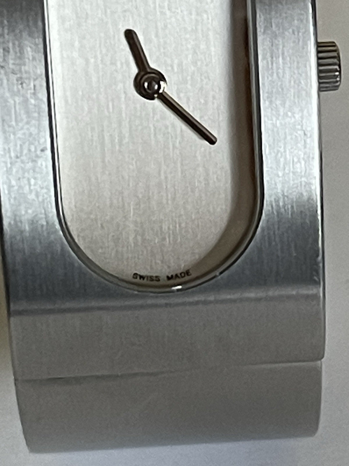 Gucci 2400L clasp detail