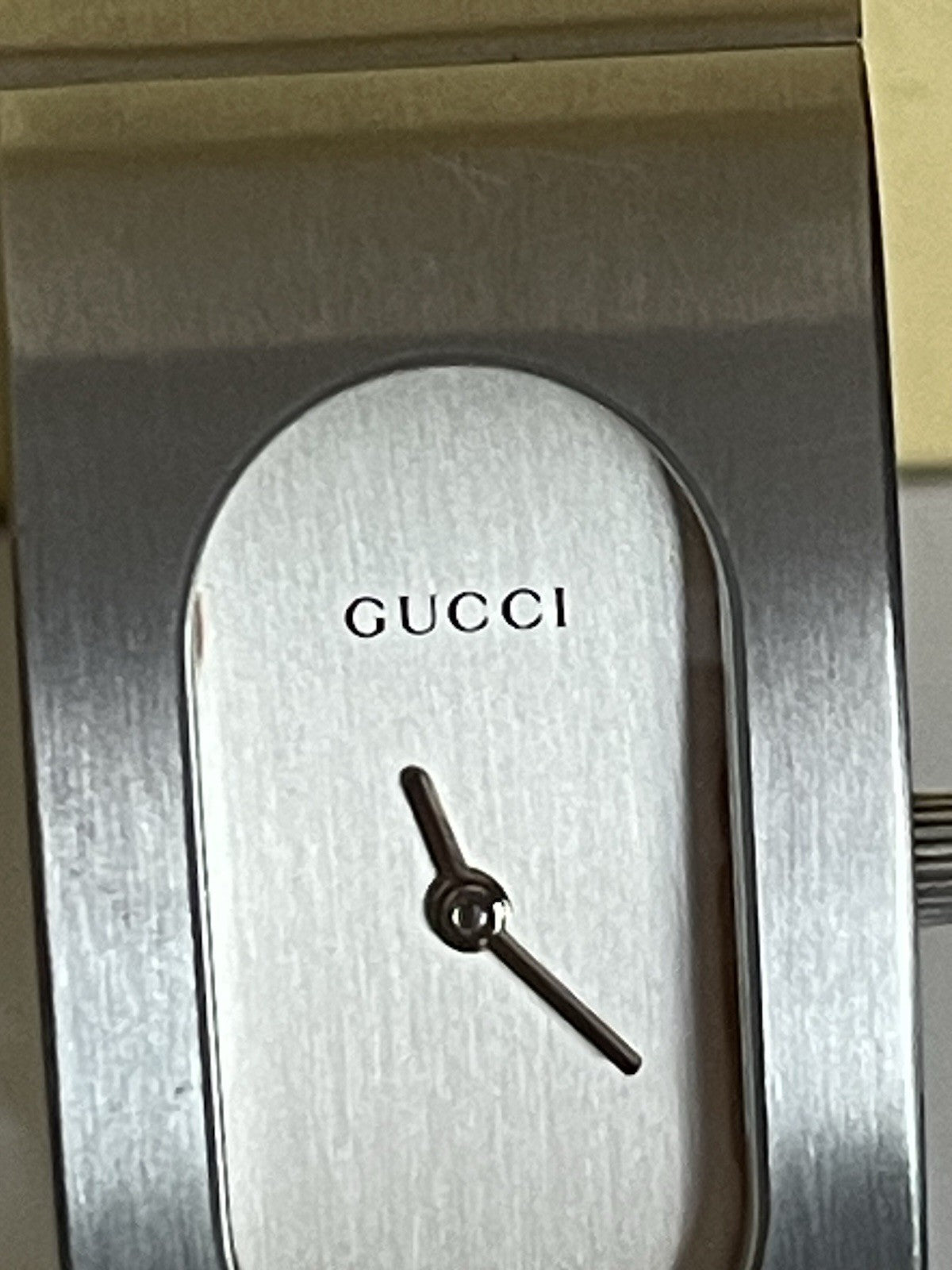 Gucci 2400L caseback