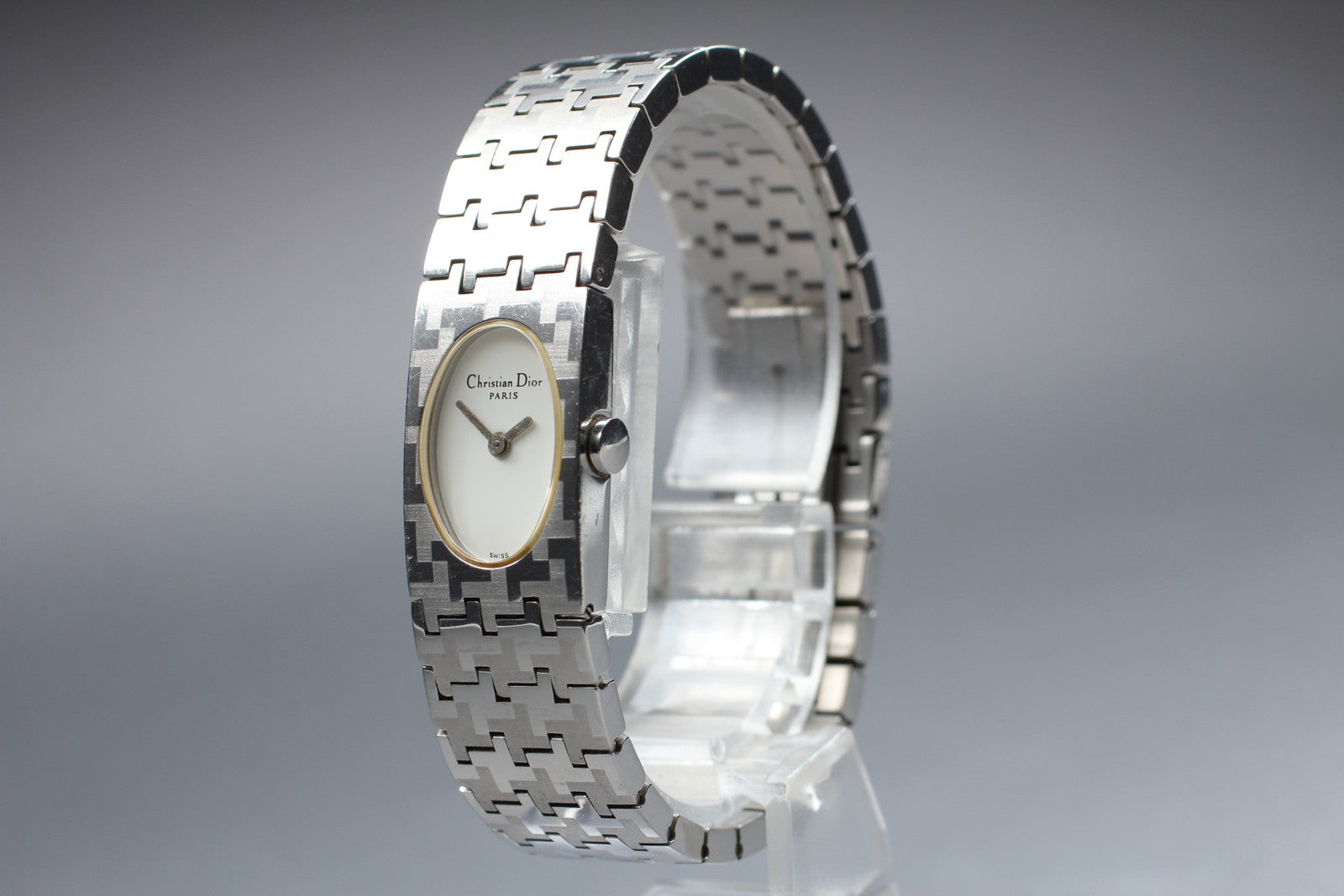 Christian Dior D70-100 clasp detail